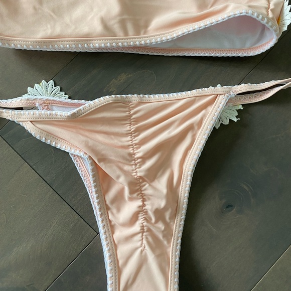Brand new, never worn with liner. Light pink bikini. Size S. Daisy detail. - Picture 7 of 10
